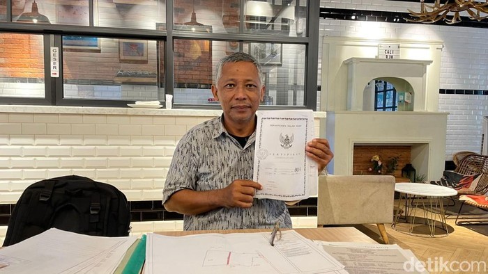 Leonardo Agustinus Sinaga menunjukkan salinan sertifikat tanah yang diduga diserobot PTAM Intan Banjar.