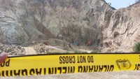 Mengutip Antara, kawasan tambang galian C di Gunung Kuda, Kabupaten Cirebon, Jawa Barat, telah ditutup total untuk umum. Penutupan dilakukan setelah terjadinya longsor yang menewaskan 21 orang dan masih menyisakan empat korban yang belum ditemukan. (Devteo Mahardika/detikcom)