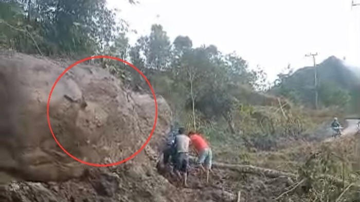 Longsor mengakibatkan material batu besar menutup akses jalan antar desa di Kabupaten Pinrang.