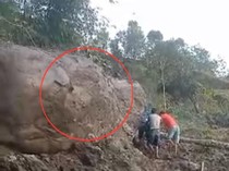 Jalan Penghubung 2 Desa di Pinrang Tertutup Batu Besar Akibat Longsor
