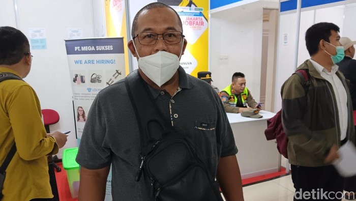 M. Nur Cari Kerja Bareng Anak di Job Fair