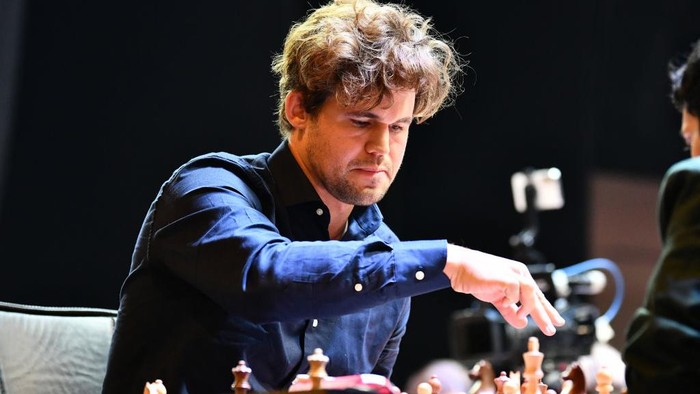 KOLKATA, WEST BENGAL, INDIA - 2024/11/17: Norwegian Grandmaster Magnus Carlsen plays chess during the 6th TATA Steel Chess India Tournament at Dhono Dhanyo Auditorium. (Photo by Dipayan Bose/SOPA Images/LightRocket via Getty Images)