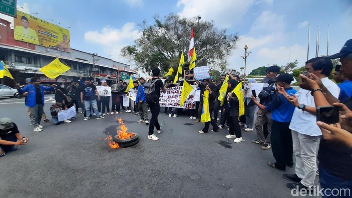 Mahasiswa Pati demo protes kenaikan PBB 250 persen, Selasa (3/6/2025).
