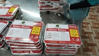 Jemaah haji harus langsung mengkonsumsi makanan usai dibagikan. Ada keterangan jam maksimal konsumsi di boks makanan. (Haris Fadhil/detikcom)