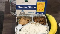 Ada juga menu nasi putih lengkap dengan ayam. Makanan ini menjadi menu makan siang. Sebagai pencuci mulut juga ada pisang. (Haris Fadhil/detikcom)