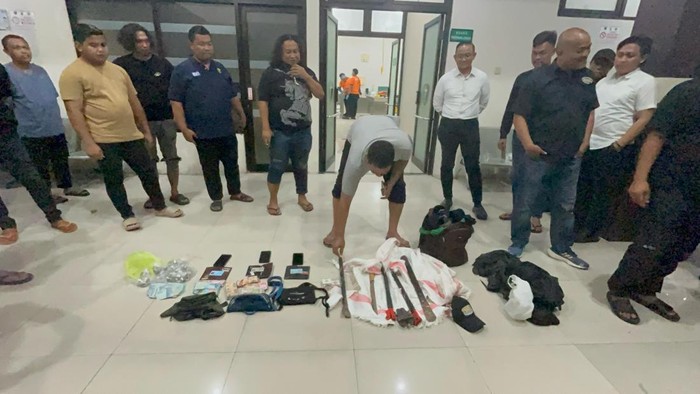 Barang bukti yang disita Subdit III Jatanras Ditreskrimum Polda Jatim dari para pelaku