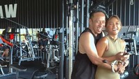 Dennis Talakua berbeda 15 tahun dengan Marion Jola. (Foto: dok Instagram)