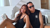 Dennis Talakua adalah seorang gitaris dan kini jadi music director Marion Jola. (Foto: dok Instagram)