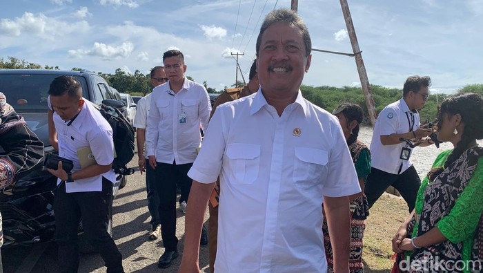 Melihat dari Dekat Lokasi Proyek Garam di NTT Rp 2 Triliun Pemerintah pusat menyiapkan lahan di Kabupaten Rote Ndao, Nusa Tenggara Timur (NTT), untuk dijadikan kawasan sentra industri garam nasional. Proyek ini akan menjadi tambak garam terbesar pertama di Indonesia dan ditargetkan mendorong tercapainya swasembada garam pada tahun 2027.