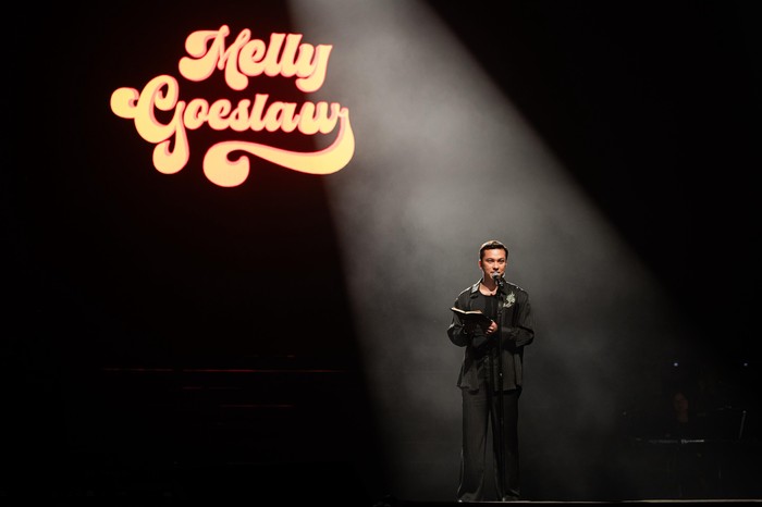 Melly Goeslaw Nicholas Saputra hadir mengejutkan di konser Melly Goeslaw di Malaysia.