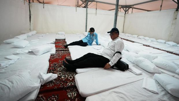 Menag Nasaruddin Umar menjajal kasur yang akan digunakan jemaah haji Indonesia di dalam tenda wukuf di Arafah.