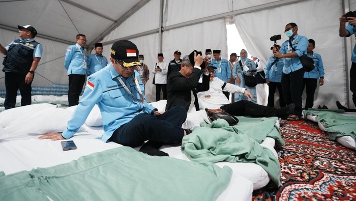 Cek Persiapan Wukuf, Menag Jajal Kasur Buat Jemaah Haji RI di Tenda Arafah