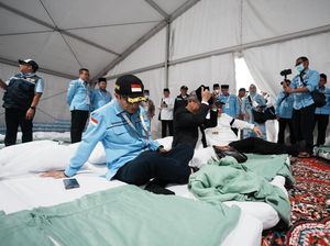 Cek Persiapan Wukuf, Menag Jajal Kasur Buat Jemaah Haji RI di Tenda Arafah