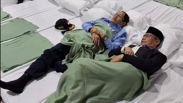 Menag Nasaruddin Umar menjajal kasur yang akan digunakan jemaah haji Indonesia di dalam tenda wukuf di Arafah.