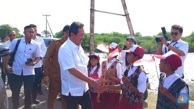 Menteri Kelautan dan Perikanan (MenKP) Sakti Wahyu Trenggono melakukan peninjauan sekaligus melihat langsung penandatanganan perjanjian kerjasama pembangunan modeling lahan garam, antara Kementerian Kelautan dan Perikanan (KKP) bersama Bupati Rote Ndao di Rote Ndao, Nusa Tenggara Timur, Selasa (3/6/2025). (CNBC Indonesia/Martyasari Rizky)