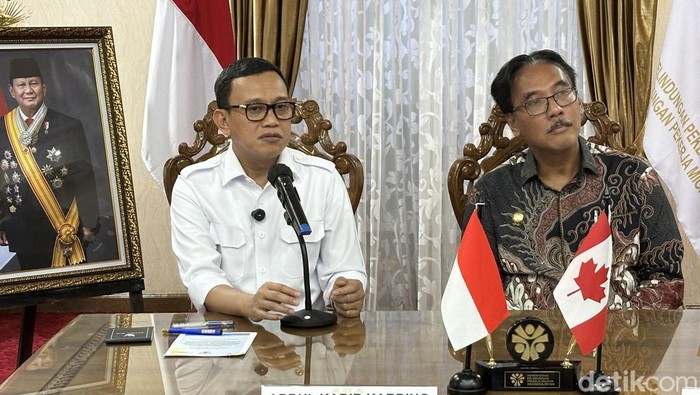 Menteri P2MI, Abdul Kadir Karding (kiri) menyaksikan prosesi penandatanganan MoU kerja sama dengan Kanada. (Jeka Kampai/detikSumut)