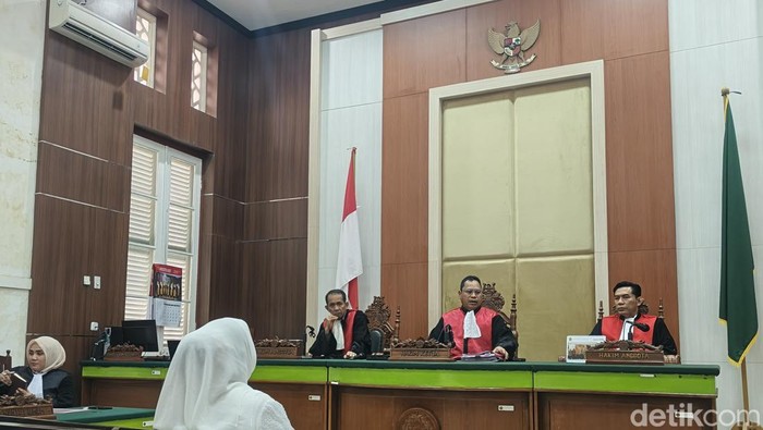 Mira Hayati menjalani sidang di PN Makassar.