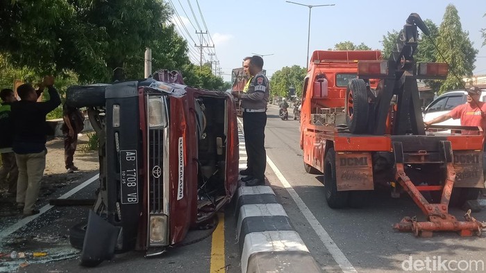 Mobil Kijang terbalik di Jalan Dr Soeradji Tirtonegoro, Klaten, Selasa (3/6/2025) siang.