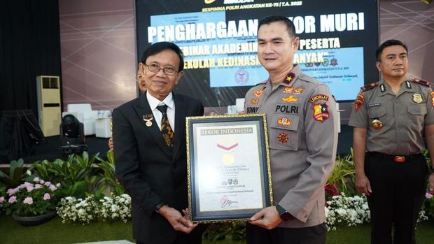 MURI berikan penghargaan kepada Sespimma Lemdiklat Polri Angkatan 73 terkait 'Rekor Webinar dengan Sekolah Kedinasan Terbanyak'.