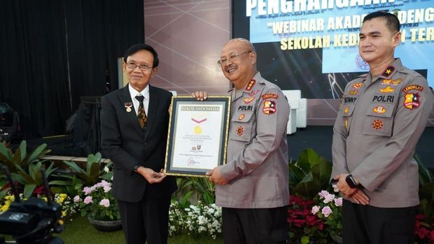 MURI berikan penghargaan kepada Sespimma Lemdiklat Polri Angkatan 73 terkait 'Rekor Webinar dengan Sekolah Kedinasan Terbanyak'.