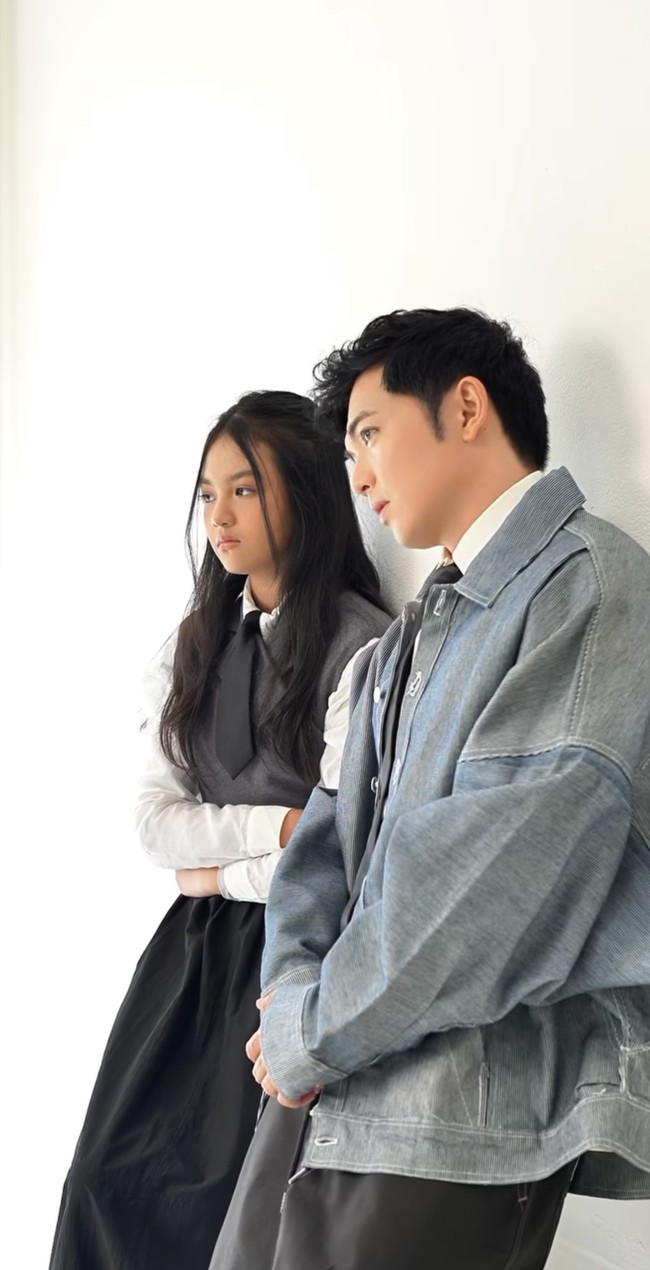 Tak pemotretan sendirian, Nicky mengajak putrinya yang kini sudah remaja. “First family photoshoot,” tulisnya dalam keterangan unggahan. Foto: Instagram/@nickytirta