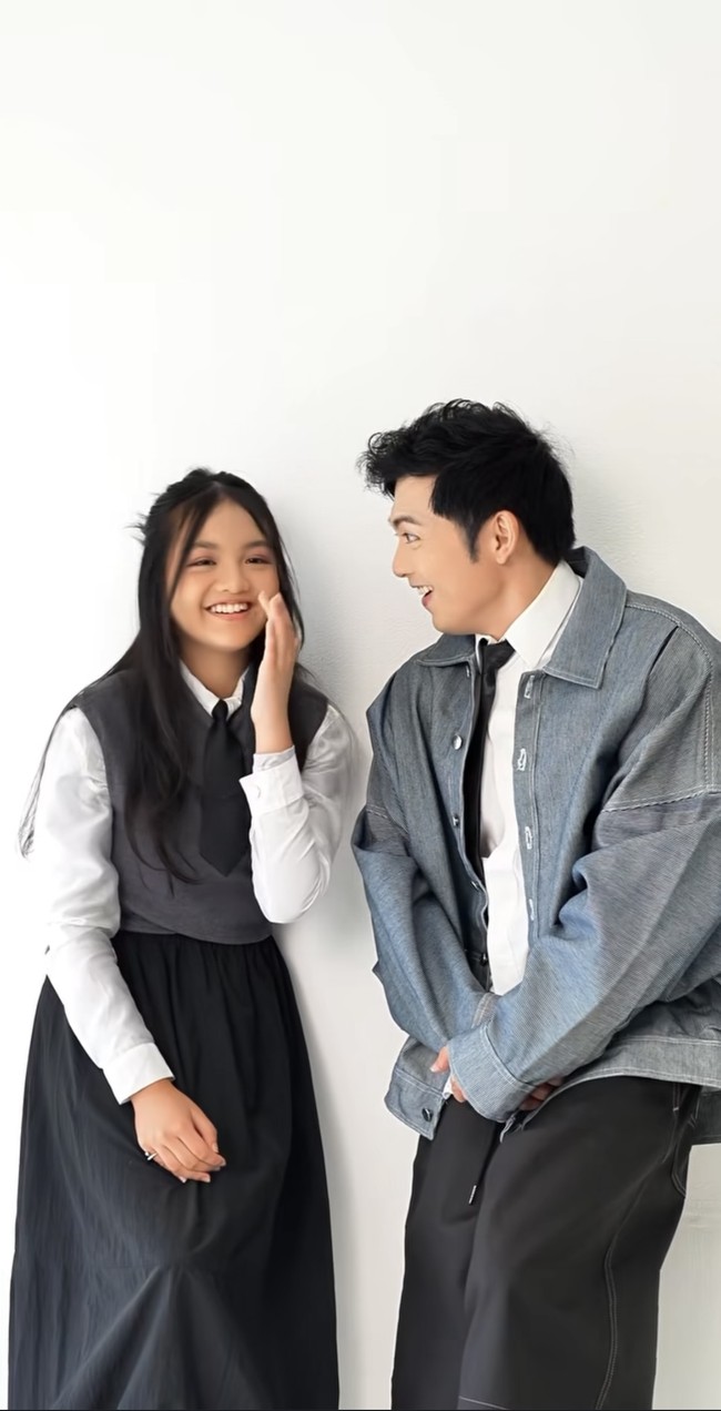 Dalam foto terlihat Nicky dan putrinya Naara Ellyana Tirta tampil kompak kenakan kemeja dan dasi. Siapa sangka jika keduanya memiliki selisih usia 30 tahun. Foto: Instagram/@nickytirta