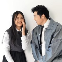 Dalam foto terlihat Nicky dan putrinya Naara Ellyana Tirta tampil kompak kenakan kemeja dan dasi. Siapa sangka jika keduanya memiliki selisih usia 30 tahun. Foto: Instagram/@nickytirta