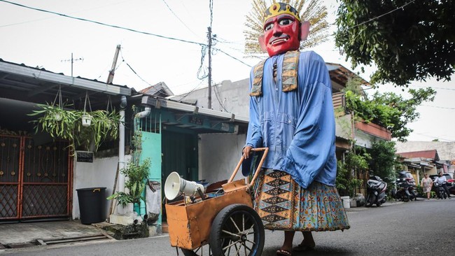 Pelan-pelan Jakarta Tertibkan Ondel-ondel Ngamen di Jalanan