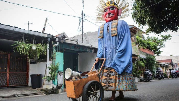 Ondel-ondel Bakal Dilarang Mengamen di Jakarta Pengamen ondel-ondel melintasi Jalan Matraman, Jakarta, Senin (2/6/2025). Gubernur DKI Jakarta Pramono Anung meminta agar ondel-ondel tidak lagi digunakan untuk mengamen di jalanan dan Pemerintah Daerah akan memasukkan larangan tersebut dalam Peraturan Daerah (Perda) tentang Lembaga Adat Betawi yang sedang disusun untuk melestarikan ondel-ondel sebagai warisan budaya Betawi. ANTARA FOTO/Asprilla Dwi Adha/bar