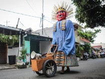 Pelan-pelan Jakarta Tertibkan Ondel-ondel Ngamen di Jalanan