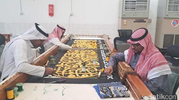 Melihat Langsung Proses Pembuatan Kain Kiswah di Makkah