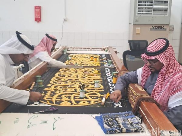 Melihat Langsung Proses Pembuatan Kain Kiswah di Makkah
