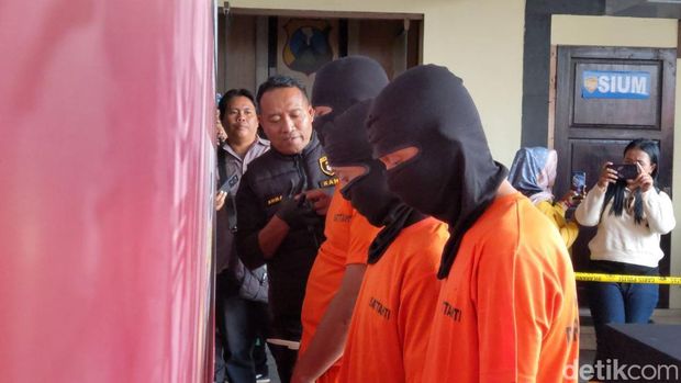 Para pelaku pencabulan anak di Tulungagung yang telah dijadikan tersangka.