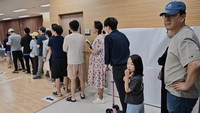 Selain lansia, para pemilih muda juga ikut mengantre. Mereka antre dengan tertib untuk memberikan suara mereka. (AFP/PEDRO PARDO)