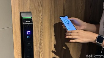 Ada yang hanya mendukung sensor sidik jari dan numpad, ada yang mendukung sensor sidik jari dan pengenalan wajah 3D, serta ada yang merangkap sebagai bel pintu pintar sehingga pengguna bisa melihat siapa yang ada di balik pintu menggunakan aplikasi. Lagi-lagi, perangkat ini dapat dikontrol menggunakan aplikasi Modena Seamless. Foto: Virgina Maulita Putri/detikINET