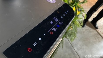 Dispenser ini dapat dikendalikan menggunakan tombol yang ada di perangkat atau lewat aplikasi Modena Seamless. Pengguna dapat memantau konsumsi air harian, mengatur suhu secara presisi, dan mendapatkan pengingat saat air galon sudah hampir habis. Foto: Virgina Maulita Putri/detikINET