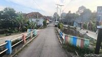 Lokasi pemandian kuda Si Windu ini berada di tengah permukiman. Aksesnya mudah dijangkau. Tak sedikit kuda dari daerah lain pun dimandikan di sini.