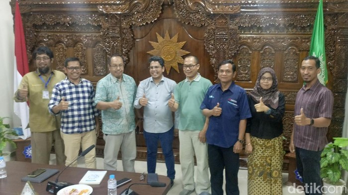 Foto para pemateri dalam rilis hasil survei LHKP PWM Jateng terkait 100 hari Luthfi - Yasin.