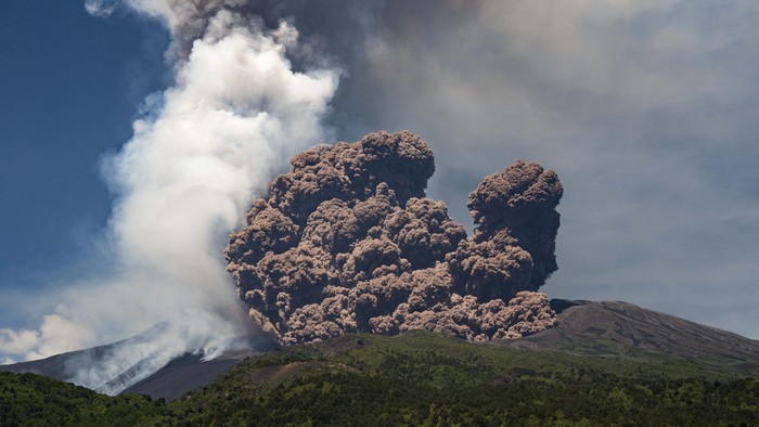 Volcanic steam rises from Mount Etna, as seen from Milo, Italy, June 2, 2025. REUTERS/Marco Restivo     TPX IMAGES OF THE DAY