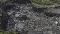 Foto udara alat berat mengeruk pasir di lokasi tambang pasir di kaki Gunung Galunggung, Desa Mekarjaya, Kecamatan Padakembang, Kabupaten Tasikmalaya, Jawa Barat, Selasa (3/6/2025). Foto: ANTARA FOTO/Adeng Bustomi