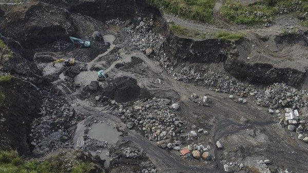 Penampakan Tambang Pasir di Kaki Gunung Galunggung
