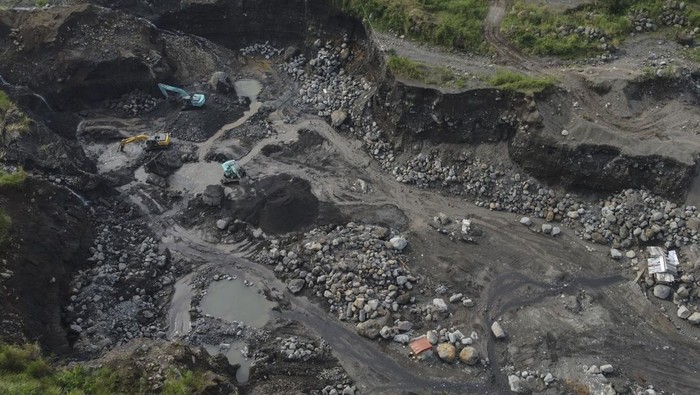Penampakan Tambang Pasir di Kaki Gunung Galunggung Foto udara alat berat mengeruk pasir di lokasi tambang pasir di kaki Gunung Galunggung, Desa Mekarjaya, Kecamatan Padakembang, Kabupaten Tasikmalaya, Jawa Barat, Selasa (3/6/2025). Dinas Energi dan Sumber Daya Mineral (ESDM) Provinsi Jawa Barat menyebutkan terdapat 176 titik tambang ilegal yang ditemukan di 16 kabupaten dan satu kota di Jabar. ANTARA FOTO/Adeng Bustomi/foc.