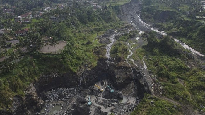 Foto udara alat berat mengeruk pasir di lokasi tambang pasir di kaki Gunung Galunggung, Desa Mekarjaya, Kecamatan Padakembang, Kabupaten Tasikmalaya, Jawa Barat, Selasa (3/6/2025). Dinas Energi dan Sumber Daya Mineral (ESDM) Provinsi Jawa Barat menyebutkan terdapat 176 titik tambang ilegal yang ditemukan di 16 kabupaten dan satu kota di Jabar. ANTARA FOTO/Adeng Bustomi/foc.