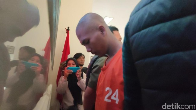 Penampakan tersangka kasus dugaan pembunuhan di Ciamis saat dihadirkan di Polres Ciamis, Selasa (3/6/2025). Penampakan tersangka kasus dugaan pembunuhan di Ciamis saat dihadirkan di Polres Ciamis, Selasa (3/6/2025).