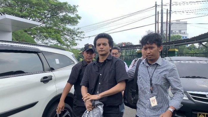 Penampakan Vadel Badjideh Dilimpahkan ke Kejari Jaksel