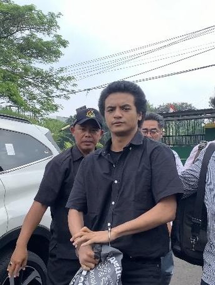 Penampakan Vadel Badjideh Dilimpahkan ke Kejari Jaksel Penampakan Vadel Badjideh Dilimpahkan ke Kejari Jaksel