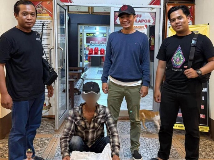 Pria berinisial FF (42) ditangkap anggota Unit Reskrim Polsek Pontianak Selatan saat duduk santai di depan minimarket, Jalan Tanjungpura, Kota Pontianak.