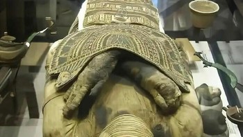 Bayangkan bertemu Pacheri—atau mungkin Nenu—mumi Mesir kuno yang anggun, santai di Louvre. Bukan mumi biasa, dia tokoh penting era Ptolemaik dengan wajah berhiaskan motif unik. Kerah manik-maniknya berkilau, celemeknya menampilkan kisah Isis dan keempat putra Horus. Terletak tenang di atas makam Osiris, ia memancarkan aura misteri dan kedamaian abadi yang memikat Foto: Boredpanda