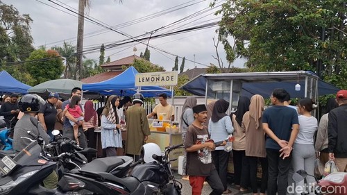 Salah seorang pengamen terlihat di Jalan Majapahit, beberapa waktu lalu. Nathea Citra/detikBali