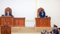 Namun, belakangan Oyun-Erdene menjadi sorotan. Publik secara khusus menyoroti gaya hidup mewah keluarga Oyun-Erdene. Terutama putranya yang berusia 23 tahun.Postingan viral di media sosial membahas soal lamaran mewah oleh putra Oyun-Erdene dan gaya hidup mewahnya, termasuk naik helikopter, cincin mahal, tas tangan bermerek, dan mobil mewah. Namun, hal ini dianggap sebagai fitnah oleh pihak Oyun-Erdene. (AFP)